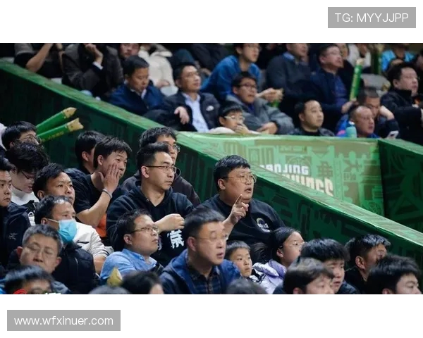 广州篮球队团队协作引发热议球迷对战术配合与球员表现展开激烈讨论